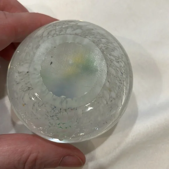 Set of three glass paperweights with floral design - Picture 6 of 10